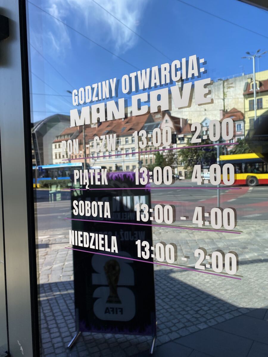 Naklejki informacyjne na witrynie